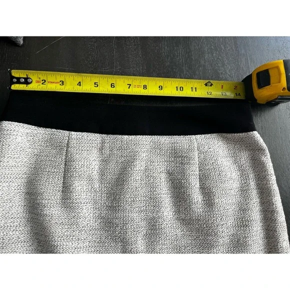 Banana Republic Pencil Skirt Black Trim Size 4 Lined 22" Back Slit - Picture 4 of 9